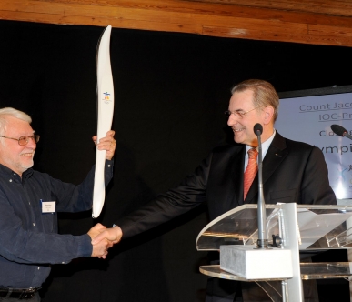 Jacques Rogge grant the olympic torch to the Sportimonium