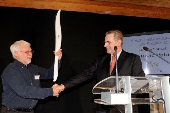 Jacques Rogge grant the olympic torch to the Sportimonium